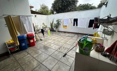LINDA CASA CON AMBIENTES SUPER AMPLIOS, RODEADA DE JARDINES