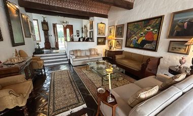 LINDA CASA CON AMBIENTES SUPER AMPLIOS, RODEADA DE JARDINES