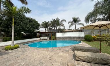 LINDA CASA CON AMBIENTES SUPER AMPLIOS, RODEADA DE JARDINES