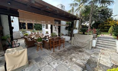 LINDA CASA CON AMBIENTES SUPER AMPLIOS, RODEADA DE JARDINES