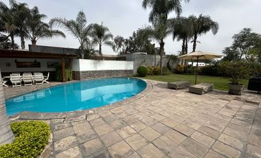 LINDA CASA CON AMBIENTES SUPER AMPLIOS, RODEADA DE JARDINES