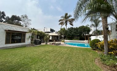 LINDA CASA CON AMBIENTES SUPER AMPLIOS, RODEADA DE JARDINES