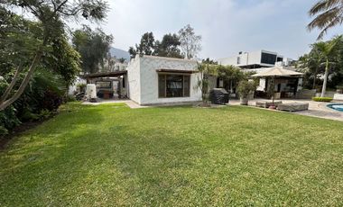 LINDA CASA CON AMBIENTES SUPER AMPLIOS, RODEADA DE JARDINES