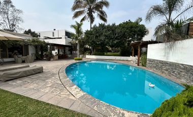 LINDA CASA CON AMBIENTES SUPER AMPLIOS, RODEADA DE JARDINES