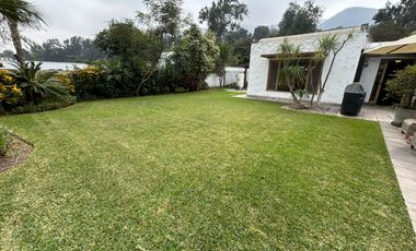 LINDA CASA CON AMBIENTES SUPER AMPLIOS, RODEADA DE JARDINES