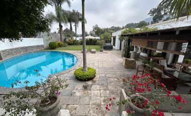 LINDA CASA CON AMBIENTES SUPER AMPLIOS, RODEADA DE JARDINES