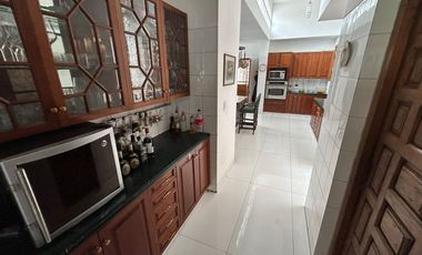LINDA CASA CON AMBIENTES SUPER AMPLIOS, RODEADA DE JARDINES