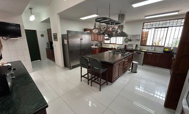 LINDA CASA CON AMBIENTES SUPER AMPLIOS, RODEADA DE JARDINES