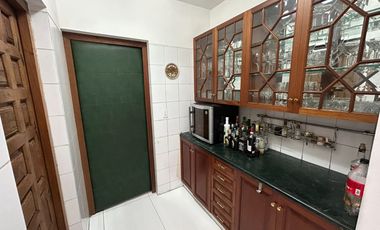 LINDA CASA CON AMBIENTES SUPER AMPLIOS, RODEADA DE JARDINES