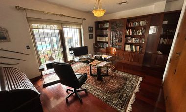 LINDA CASA CON AMBIENTES SUPER AMPLIOS, RODEADA DE JARDINES