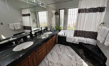 LINDA CASA CON AMBIENTES SUPER AMPLIOS, RODEADA DE JARDINES