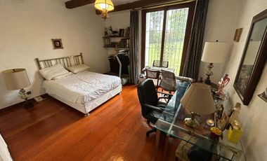 LINDA CASA CON AMBIENTES SUPER AMPLIOS, RODEADA DE JARDINES
