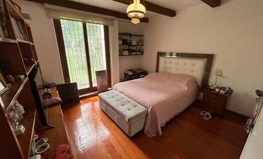 LINDA CASA CON AMBIENTES SUPER AMPLIOS, RODEADA DE JARDINES