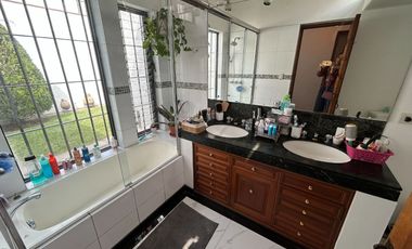 LINDA CASA CON AMBIENTES SUPER AMPLIOS, RODEADA DE JARDINES