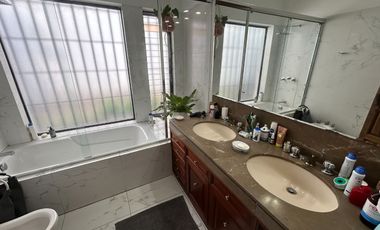 LINDA CASA CON AMBIENTES SUPER AMPLIOS, RODEADA DE JARDINES