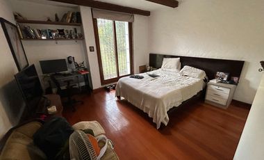 LINDA CASA CON AMBIENTES SUPER AMPLIOS, RODEADA DE JARDINES