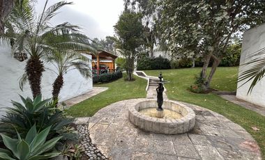 LINDA CASA CON AMBIENTES SUPER AMPLIOS, RODEADA DE JARDINES
