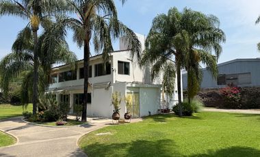 Corporativo con Bodega y Oficinas - Oportunidad para empresas o Desarrolladores!