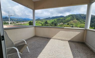 PRECIOSA Y AMPLÍSIMA CASA CAMPESTRE DE 340 M2 EN LOTE DE 480M2 EN EL SECTOR DE LA FLORIDA