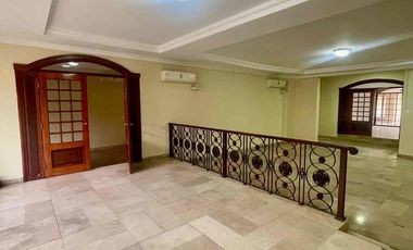 URDESA CENTRAL 
Calle comercial , Vendo o Alquilo 2 casas juntas de 2 plantas, 6 Dormitorios, 
727,20 m2, 
$600.000 / $3000