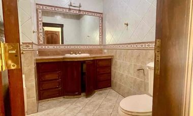 URDESA CENTRAL 
Calle comercial , Vendo o Alquilo 2 casas juntas de 2 plantas, 6 Dormitorios, 
727,20 m2, 
$600.000 / $3000