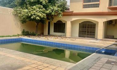 URDESA CENTRAL 
Calle comercial , Vendo o Alquilo 2 casas juntas de 2 plantas, 6 Dormitorios, 
727,20 m2, 
$600.000 / $3000