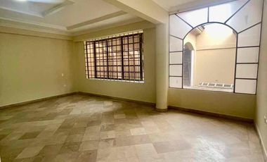 URDESA CENTRAL 
Calle comercial , Vendo o Alquilo 2 casas juntas de 2 plantas, 6 Dormitorios, 
727,20 m2, 
$600.000 / $3000