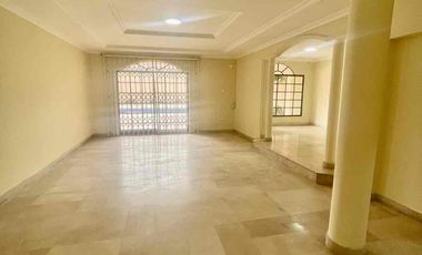 URDESA CENTRAL 
Calle comercial , Vendo o Alquilo 2 casas juntas de 2 plantas, 6 Dormitorios, 
727,20 m2, 
$600.000 / $3000