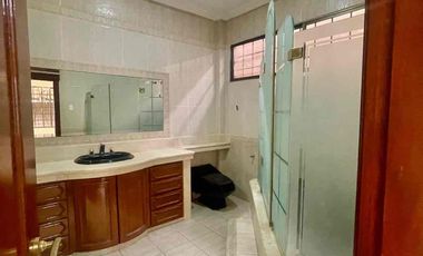 URDESA CENTRAL 
Calle comercial , Vendo o Alquilo 2 casas juntas de 2 plantas, 6 Dormitorios, 
727,20 m2, 
$600.000 / $3000