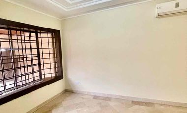 URDESA CENTRAL 
Calle comercial , Vendo o Alquilo 2 casas juntas de 2 plantas, 6 Dormitorios, 
727,20 m2, 
$600.000 / $3000