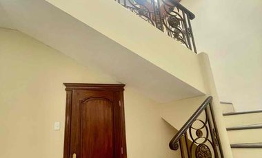 URDESA CENTRAL 
Calle comercial , Vendo o Alquilo 2 casas juntas de 2 plantas, 6 Dormitorios, 
727,20 m2, 
$600.000 / $3000