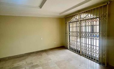 URDESA CENTRAL 
Calle comercial , Vendo o Alquilo 2 casas juntas de 2 plantas, 6 Dormitorios, 
727,20 m2, 
$600.000 / $3000