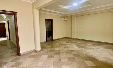 URDESA CENTRAL 
Calle comercial , Vendo o Alquilo 2 casas juntas de 2 plantas, 6 Dormitorios, 
727,20 m2, 
$600.000 / $3000