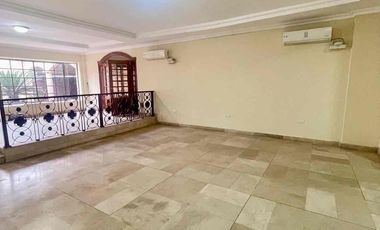 URDESA CENTRAL 
Calle comercial , Vendo o Alquilo 2 casas juntas de 2 plantas, 6 Dormitorios, 
727,20 m2, 
$600.000 / $3000