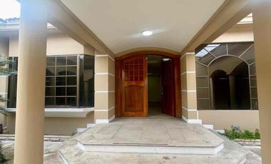 URDESA CENTRAL 
Calle comercial , Vendo o Alquilo 2 casas juntas de 2 plantas, 6 Dormitorios, 
727,20 m2, 
$600.000 / $3000