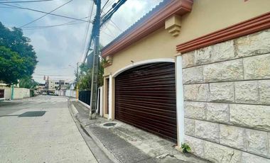 URDESA CENTRAL 
Calle comercial , Vendo o Alquilo 2 casas juntas de 2 plantas, 6 Dormitorios, 
727,20 m2, 
$600.000 / $3000