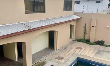 URDESA CENTRAL 
Calle comercial , Vendo o Alquilo 2 casas juntas de 2 plantas, 6 Dormitorios, 
727,20 m2, 
$600.000 / $3000