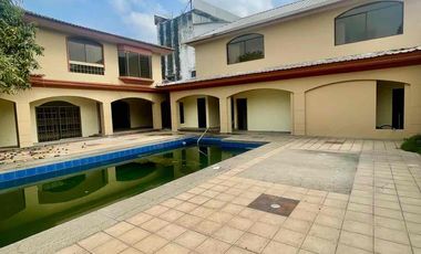 URDESA CENTRAL 
Calle comercial , Vendo o Alquilo 2 casas juntas de 2 plantas, 6 Dormitorios, 
727,20 m2, 
$600.000 / $3000