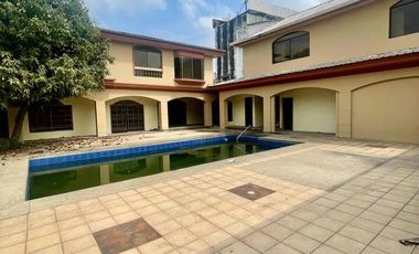 URDESA CENTRAL 
Calle comercial , Vendo o Alquilo 2 casas juntas de 2 plantas, 6 Dormitorios, 
727,20 m2, 
$600.000 / $3000