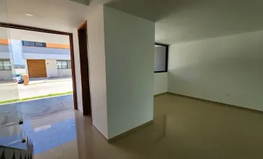 CASA NUEVA EN VENTA CON ROOF GARDEN Y ACABADOS MODERNOS. ZONA VALDEPEÑAS, CERCA CUCEA.