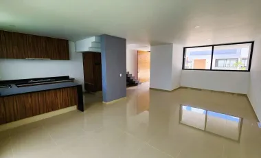 CASA NUEVA EN VENTA CON ROOF GARDEN Y ACABADOS MODERNOS. ZONA VALDEPEÑAS, CERCA CUCEA.