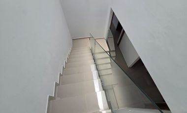 CASA NUEVA EN VENTA CON ROOF GARDEN Y ACABADOS MODERNOS. ZONA VALDEPEÑAS, CERCA CUCEA.