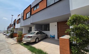 CASA NUEVA EN VENTA CON ROOF GARDEN Y ACABADOS MODERNOS. ZONA VALDEPEÑAS, CERCA CUCEA.
