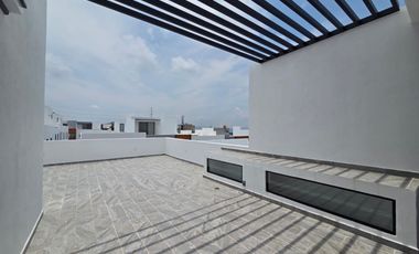 CASA NUEVA EN VENTA CON ROOF GARDEN Y ACABADOS MODERNOS. ZONA VALDEPEÑAS, CERCA CUCEA.