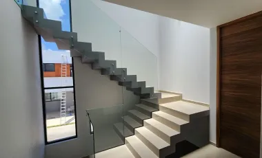 CASA NUEVA EN VENTA CON ROOF GARDEN Y ACABADOS MODERNOS. ZONA VALDEPEÑAS, CERCA CUCEA.