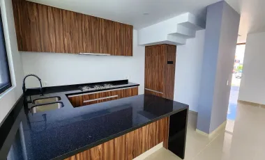 CASA NUEVA EN VENTA CON ROOF GARDEN Y ACABADOS MODERNOS. ZONA VALDEPEÑAS, CERCA CUCEA.