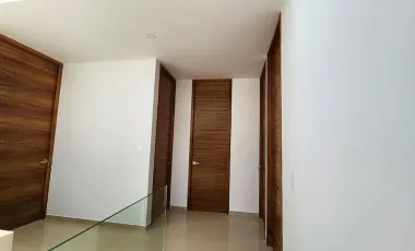 CASA NUEVA EN VENTA CON ROOF GARDEN Y ACABADOS MODERNOS. ZONA VALDEPEÑAS, CERCA CUCEA.
