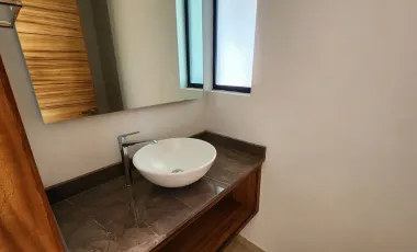 CASA NUEVA EN VENTA CON ROOF GARDEN Y ACABADOS MODERNOS. ZONA VALDEPEÑAS, CERCA CUCEA.