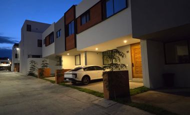 CASA NUEVA EN VENTA CON ROOF GARDEN Y ACABADOS MODERNOS. ZONA VALDEPEÑAS, CERCA CUCEA.