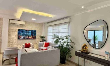Venta de hermosa casa en Vía Samborondon Km 5, cerca a plaza Lagos.